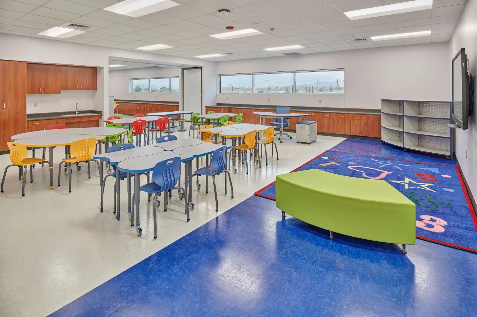 Del Valle Middle & Mission Valley Elementary Combo School photo 3